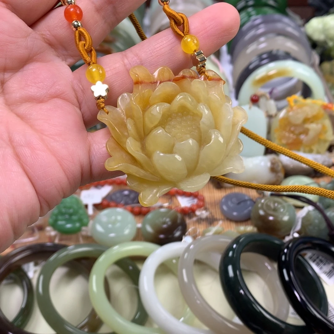 岫玉未镶嵌颈饰吊坠