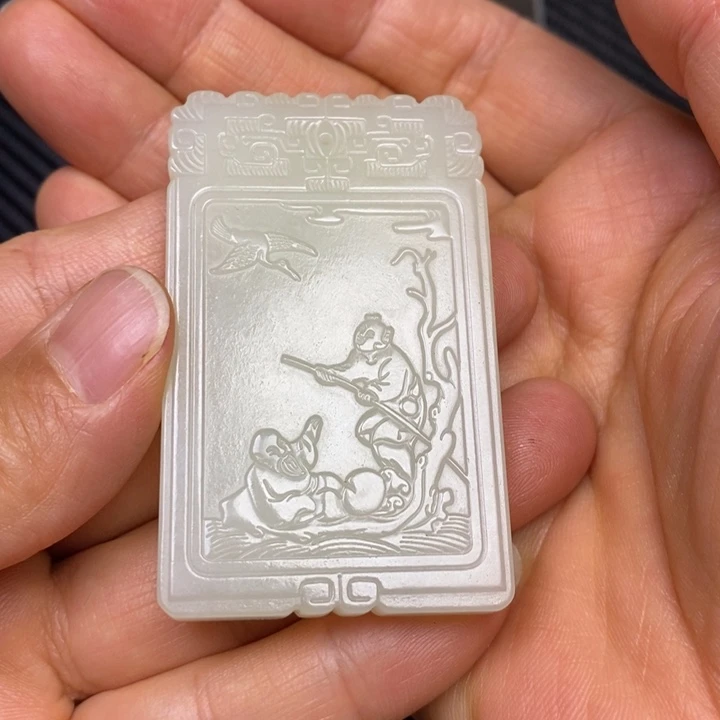 和田玉未镶嵌颈饰雪*