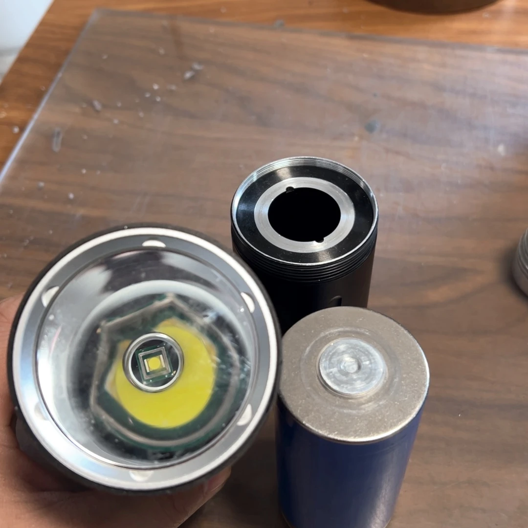 46950强光照射手电筒