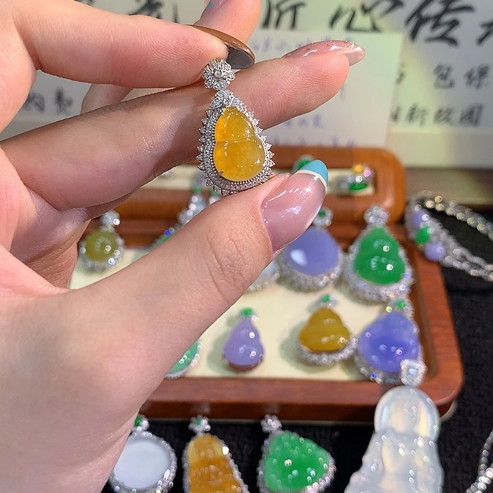颈饰18K金镶嵌翡翠