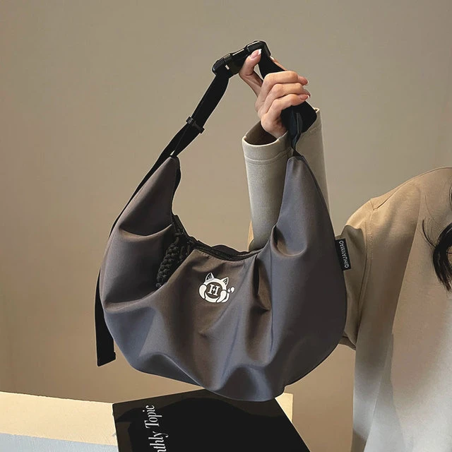 大容量帆布包女收纳轻便旅行包时尚小众设计单肩斜挎包通勤饺子包