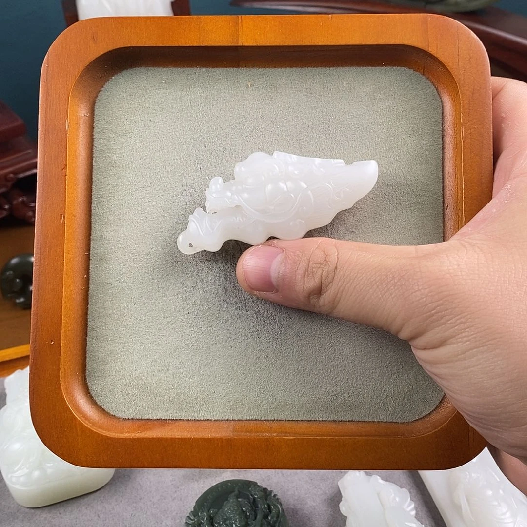 和田玉未镶嵌颈饰龙首