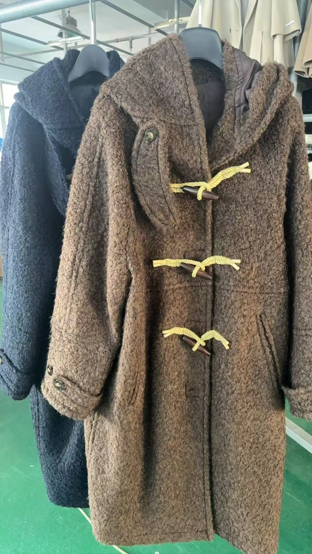 秋老板  时尚牛角扣连帽长款毛呢大衣061