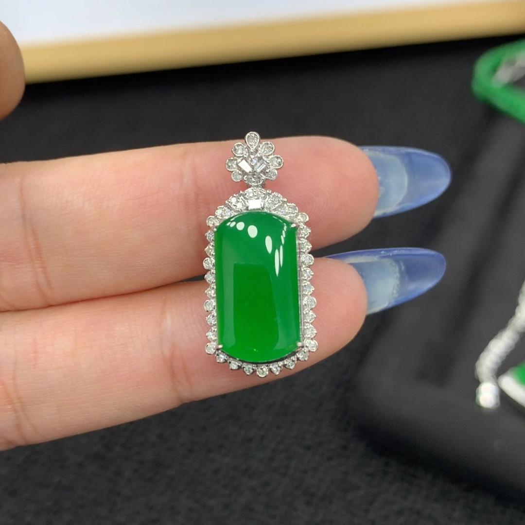 颈饰18K金镶嵌翡翠马鞍