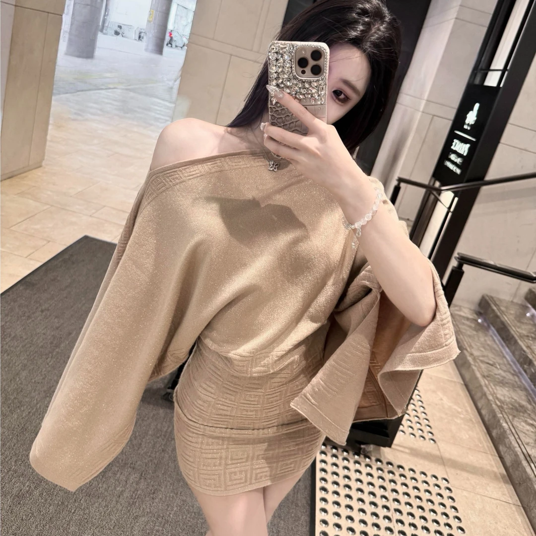 法式气质金丝线喇叭袖斜肩针织连衣裙女千金风穿搭性感露肩包臀裙