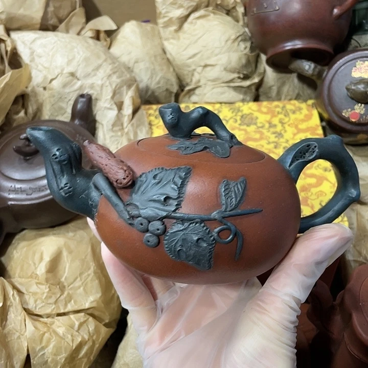 紫砂茶壶原矿泥料，手工制作的一把紫砂壶。