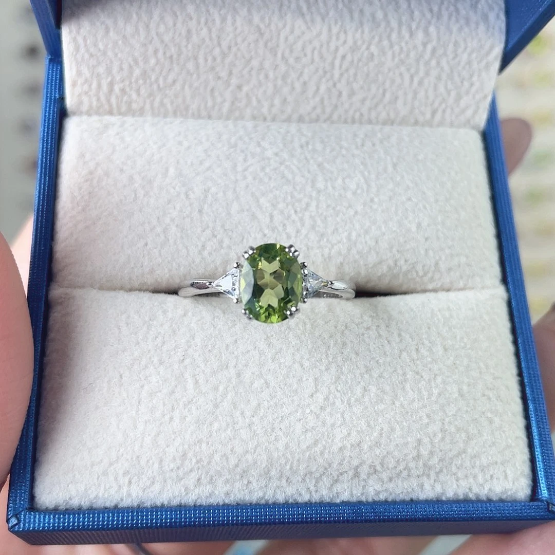 戒指橄榄石银S925镶嵌三石款戒指