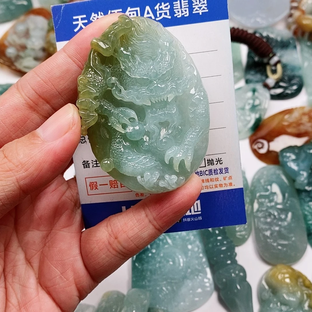 翡翠未镶嵌颈饰龙牌