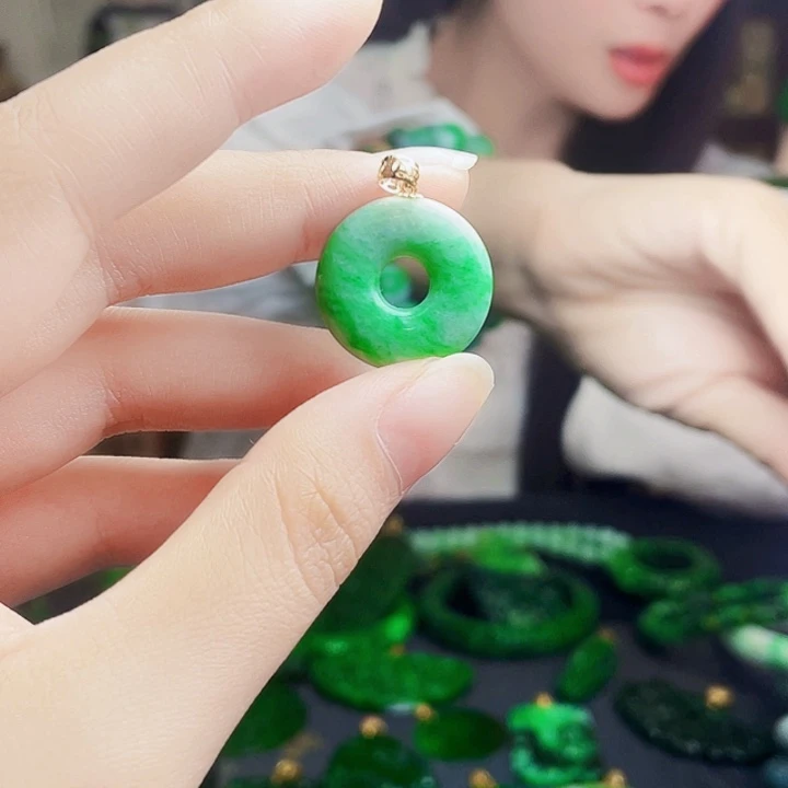 颈饰18K金镶嵌翡翠多样性