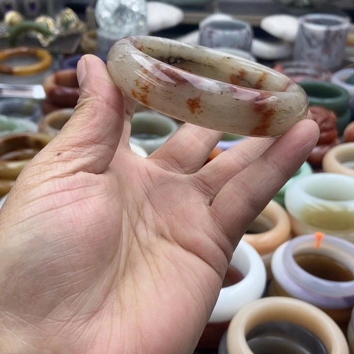 石英岩玉未镶嵌手镯踏雪