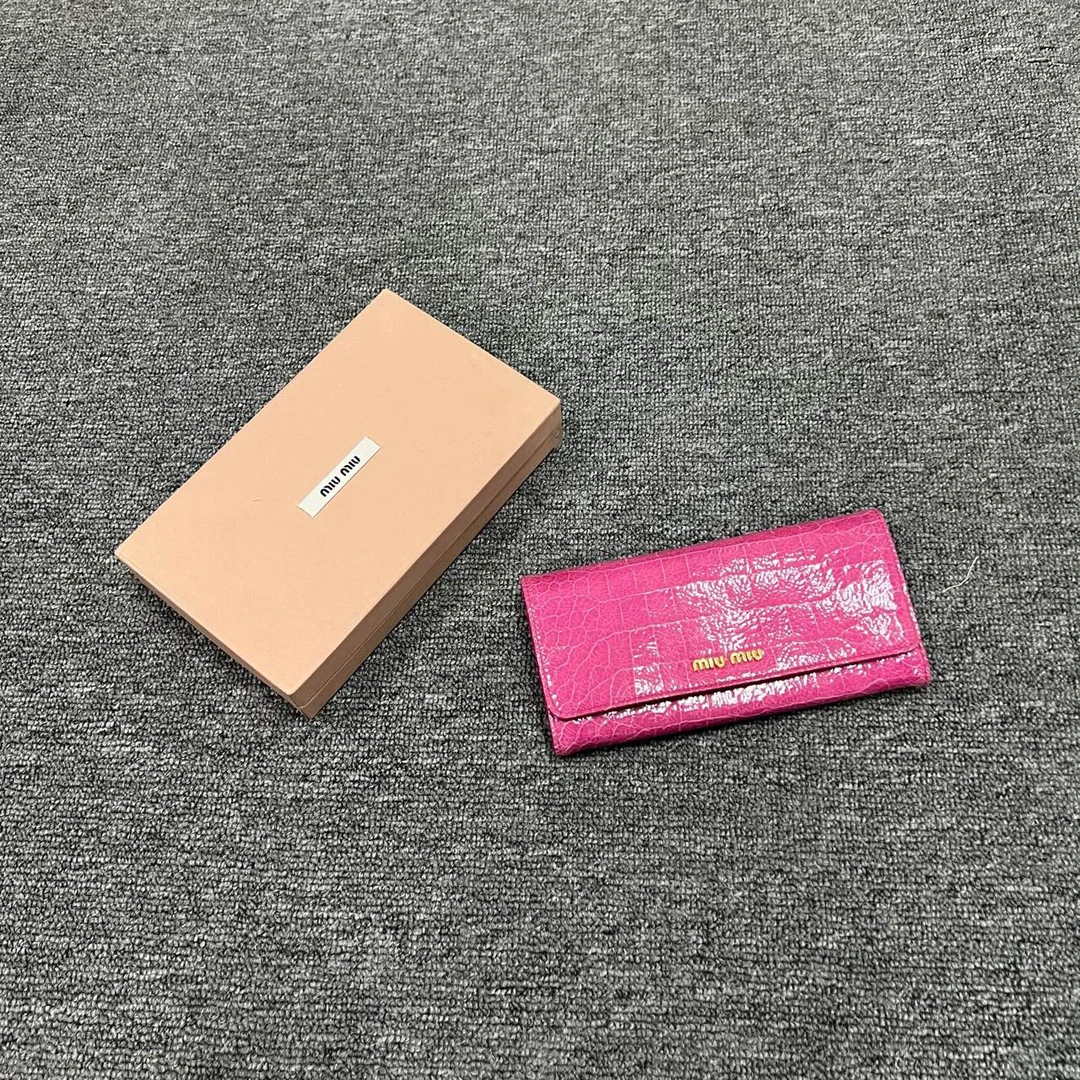 （jp）120 miumiu 缪缪 粉色鳄鱼金属logo钱包 均码/全新/12000