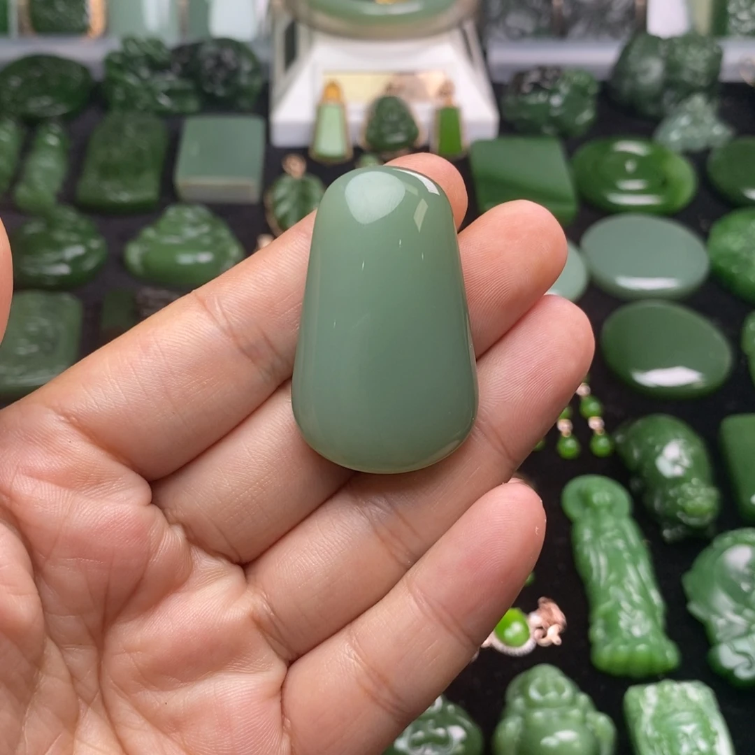 颈饰未镶嵌和田玉（碧玉）