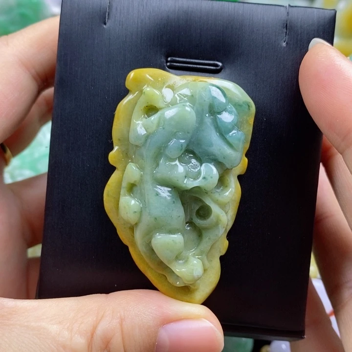 翡翠吊坠(赠链)未镶嵌