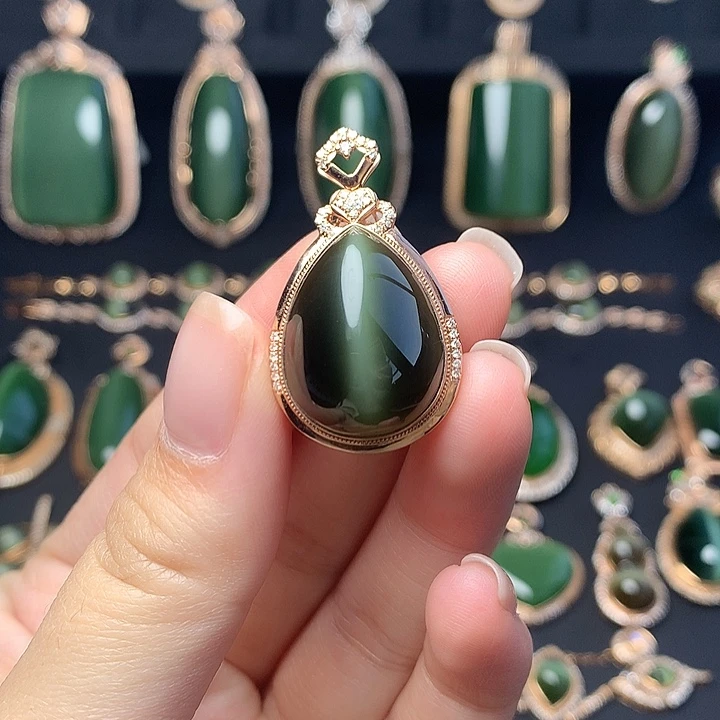 和田玉18K金镶嵌颈饰