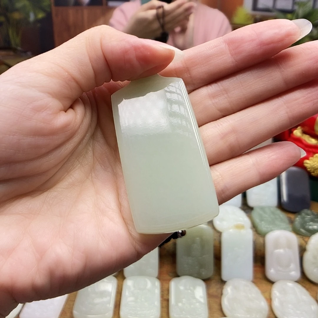 杨****和田玉未镶嵌颈饰