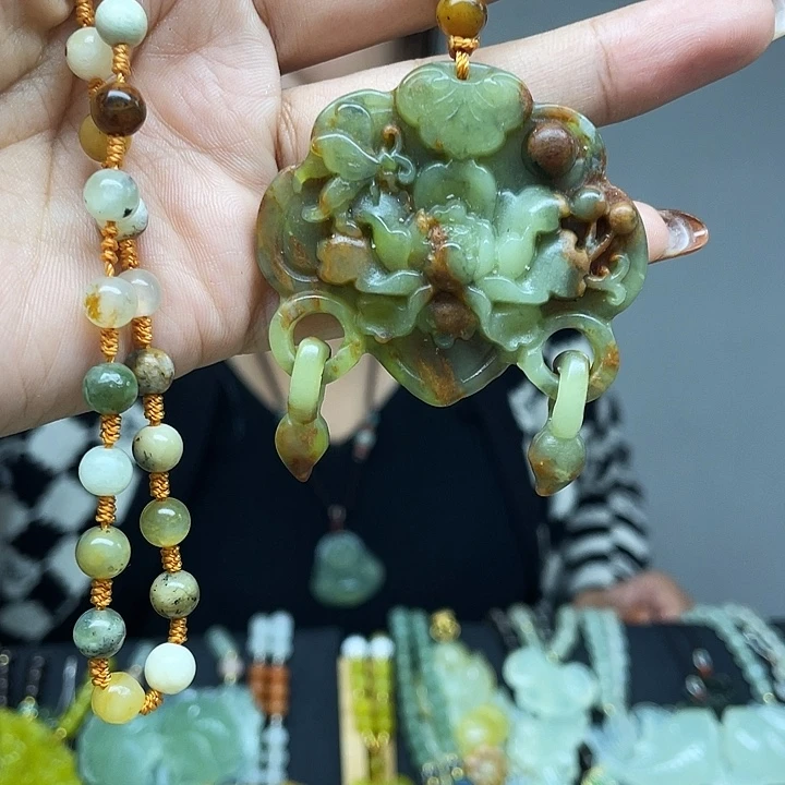 奶***~蛇纹石玉未镶嵌颈饰