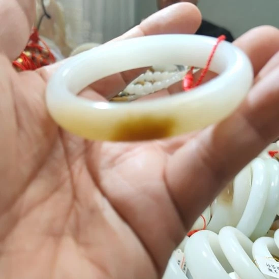 楠***ᐅ和田玉未镶嵌手镯