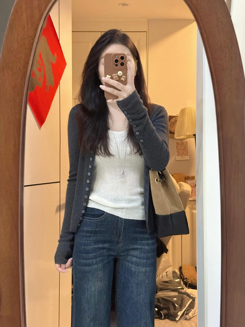 【未央】秋冬气质灰色设计感针织开衫白色吊带高腰复古蓝色牛仔裤