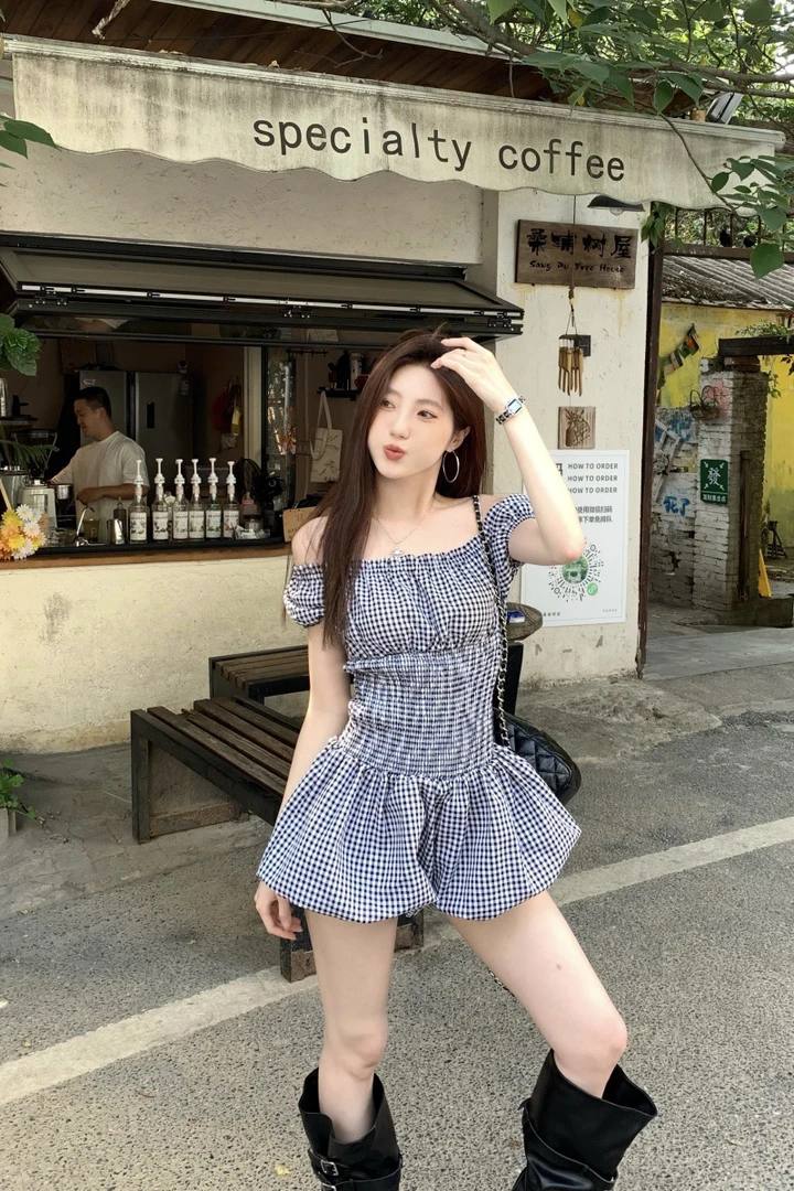 法式复古一字肩连衣裙女2025夏季新款辣妹格子收腰显瘦花苞短裙子