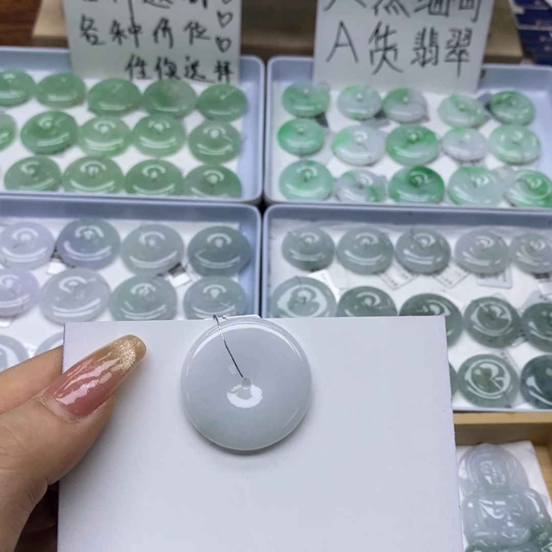 翡翠颈饰未镶嵌平安扣