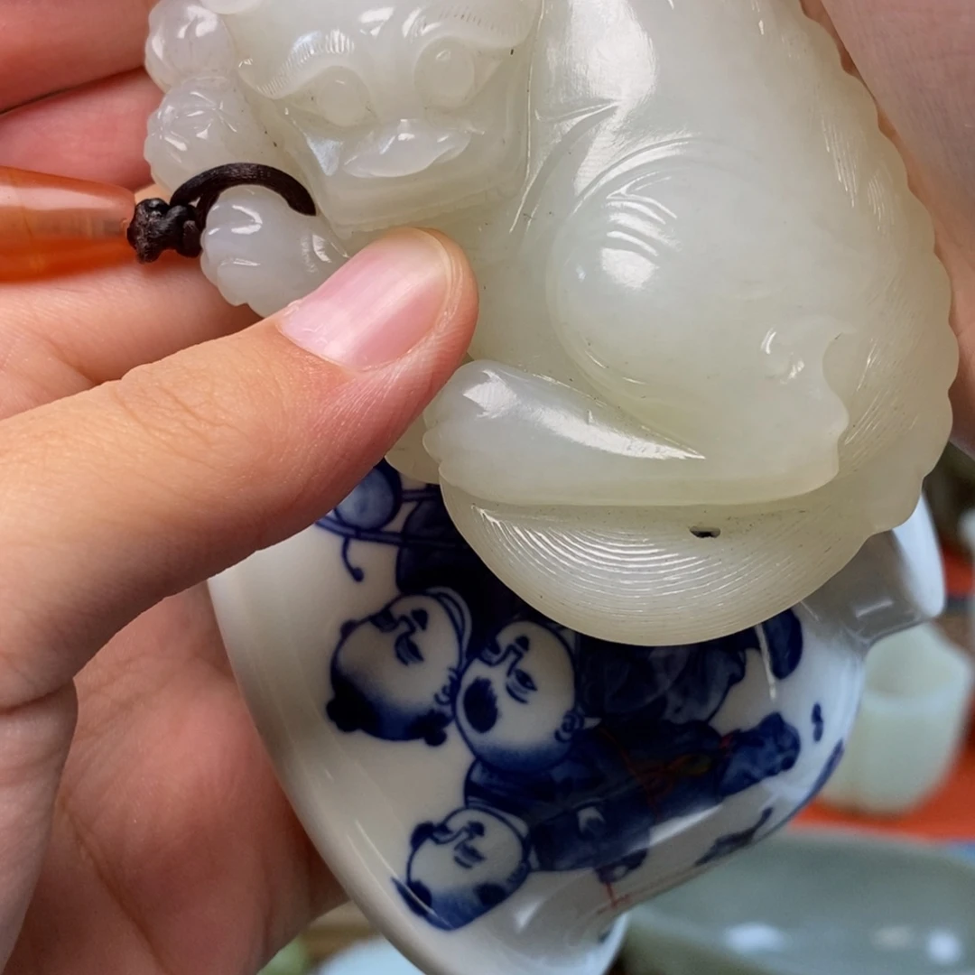 D***C青花瓷白玉卧狮把件
