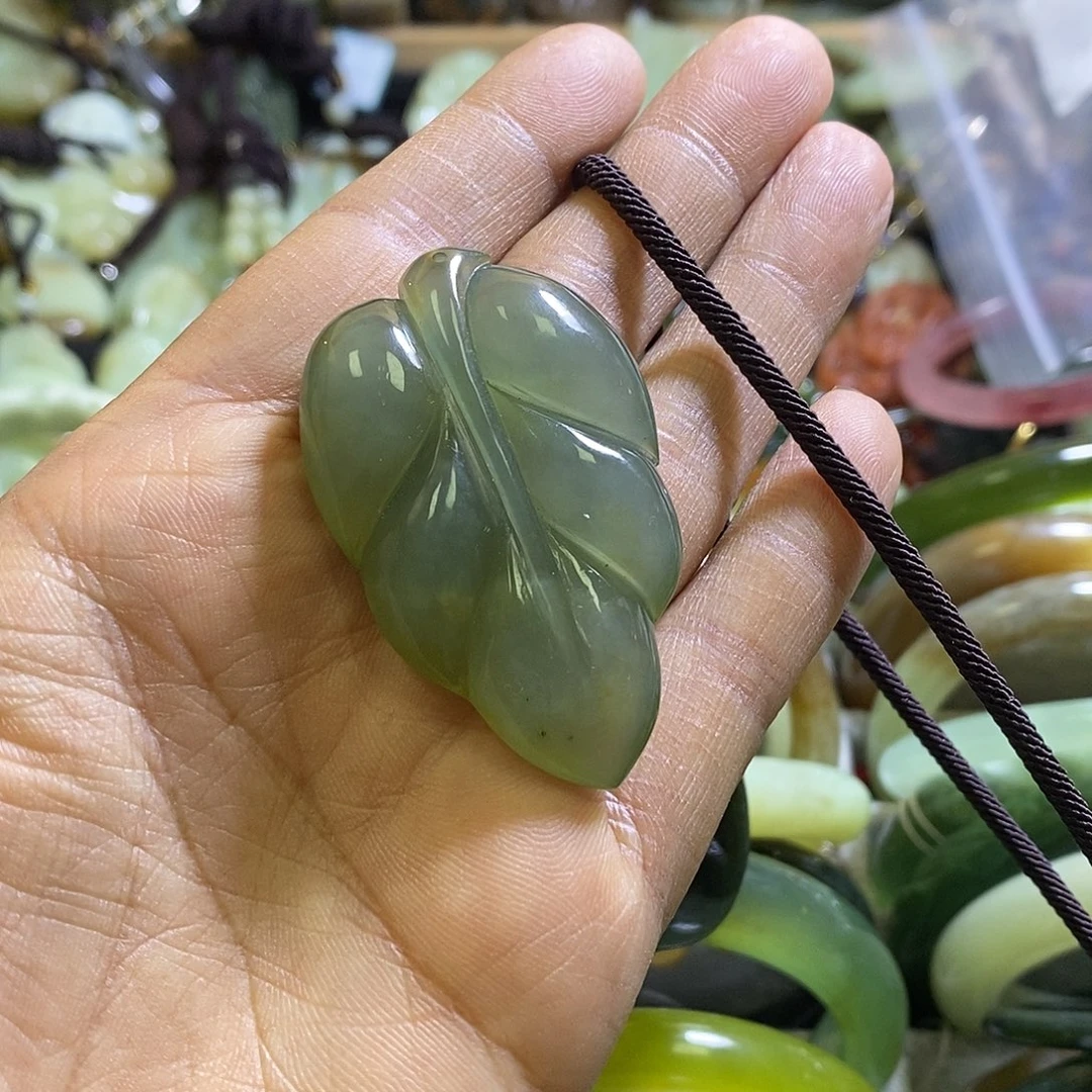 岫玉未镶嵌挂件一个