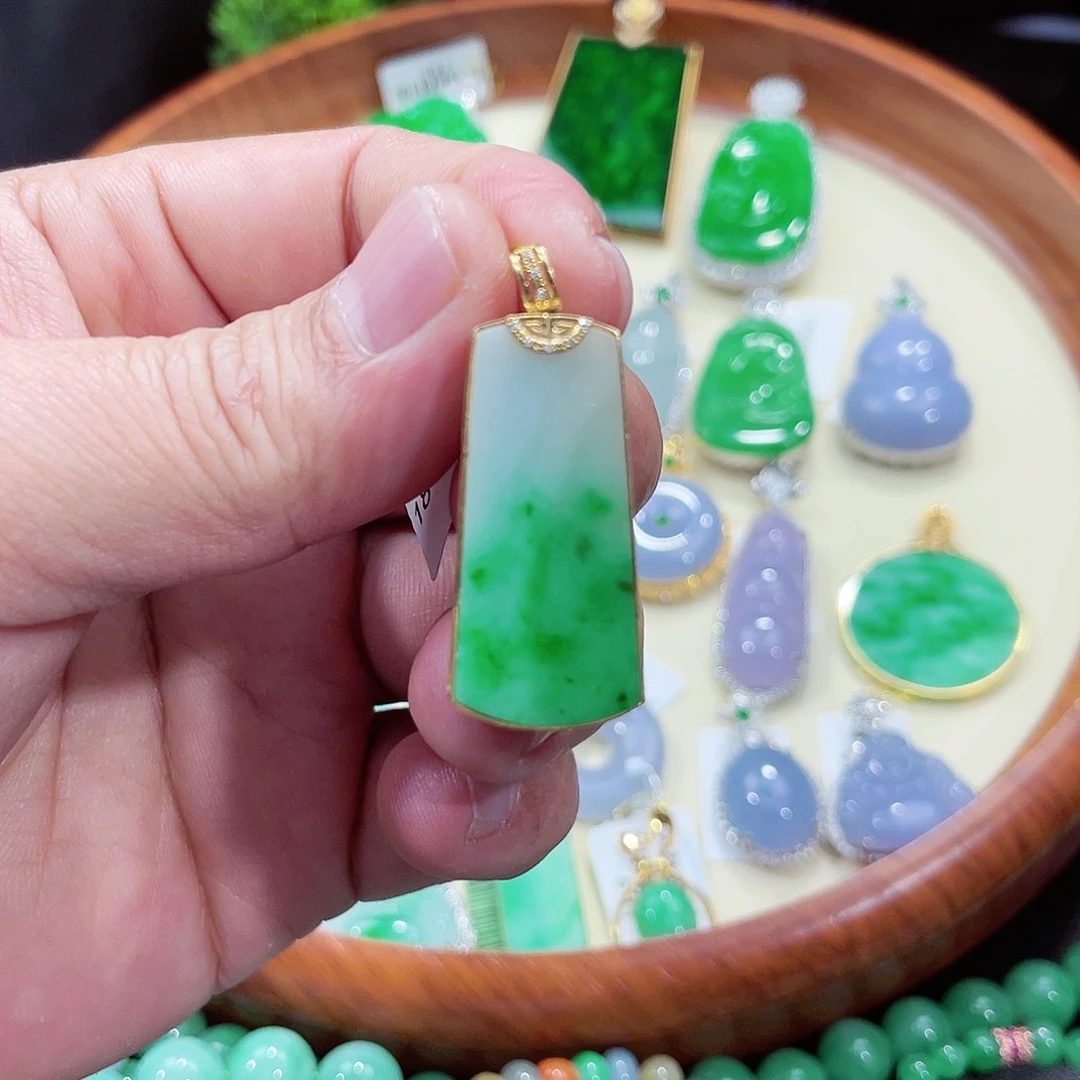 翡翠吊坠(不含链)18K金镶嵌