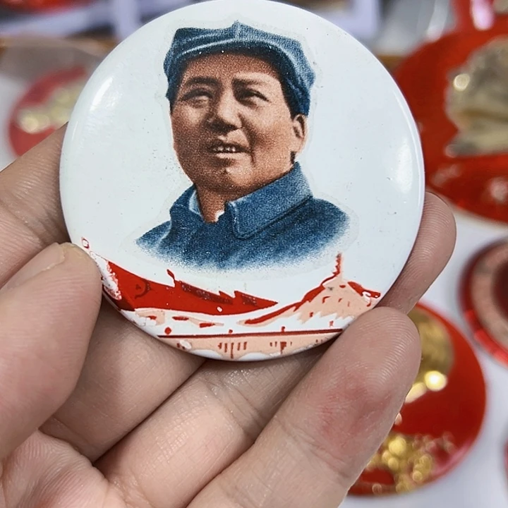 其他普通金属大*哥纪念章一个。。