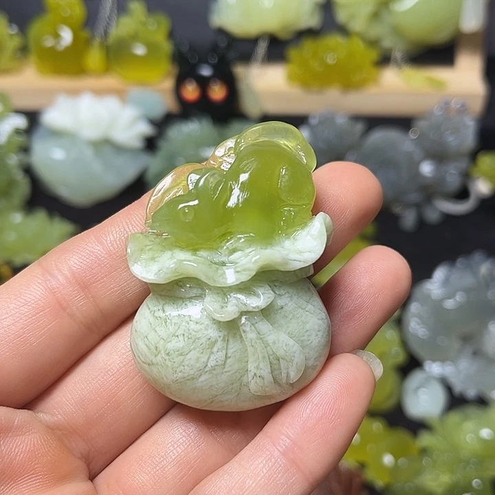 蛇纹石玉未镶嵌颈饰