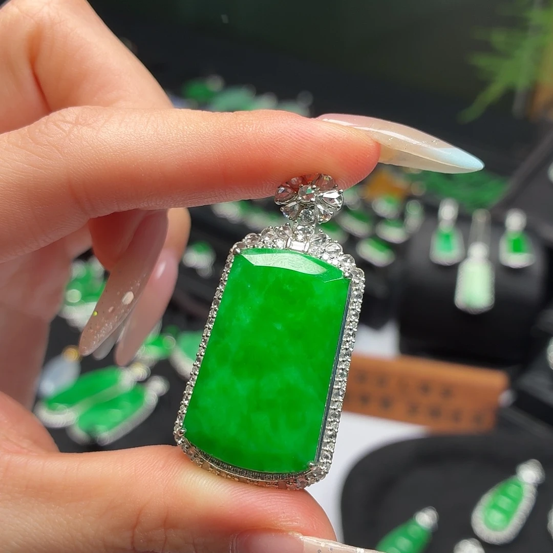 翡翠18K金镶嵌颈饰028无事牌吊坠