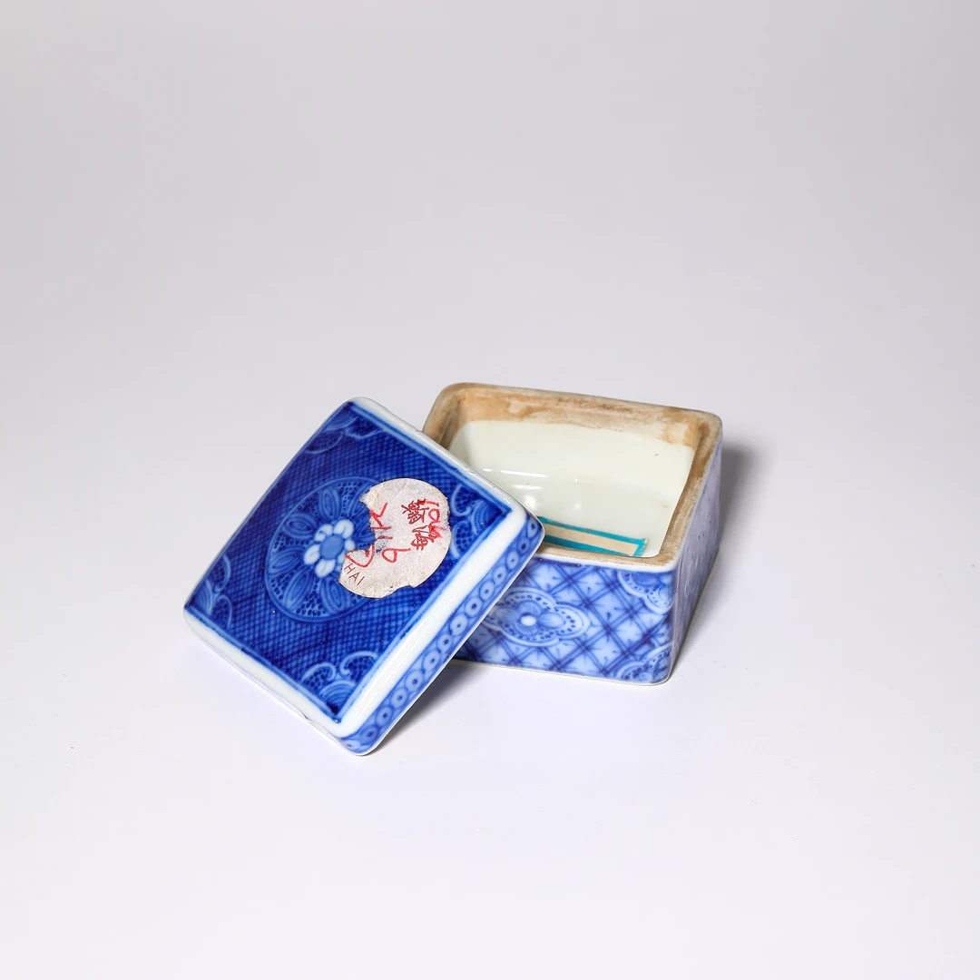 9722 清乾隆 青花锦地纹四方小盖盒