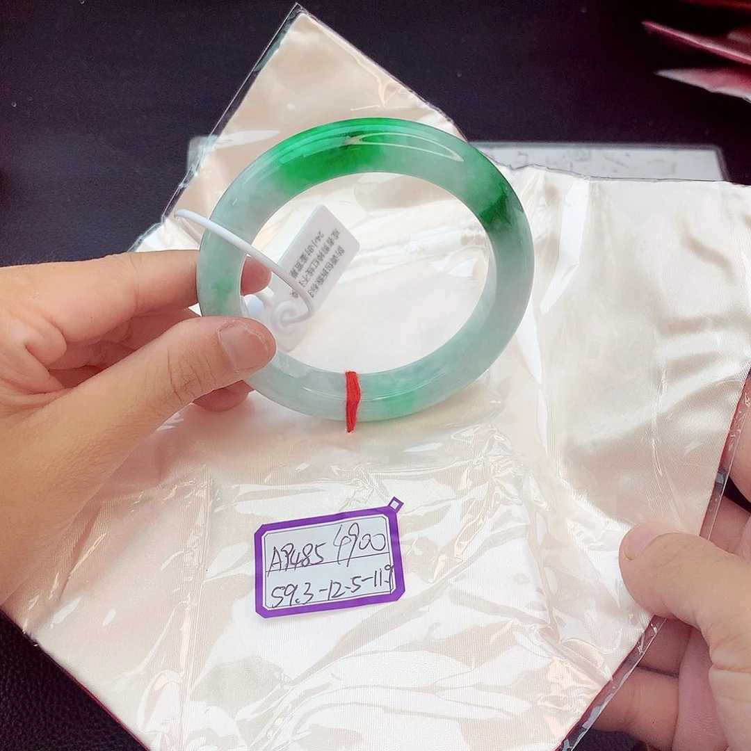 翡翠手镯未镶嵌翡翠