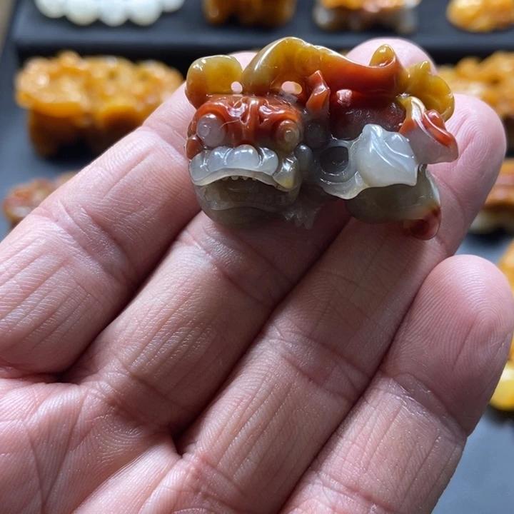 石英质玉（黄龙玉）未镶嵌颈饰