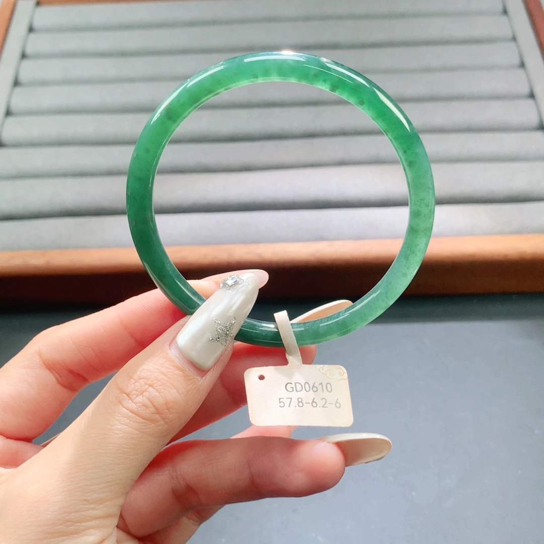 翡翠未镶嵌手镯天然