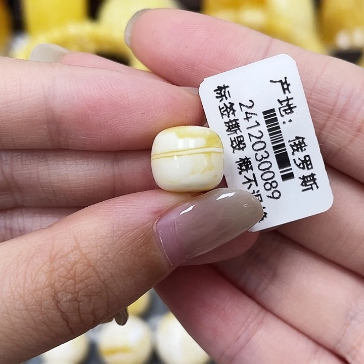 琥珀未镶嵌裸石11.1*9.6mm瑕 0089