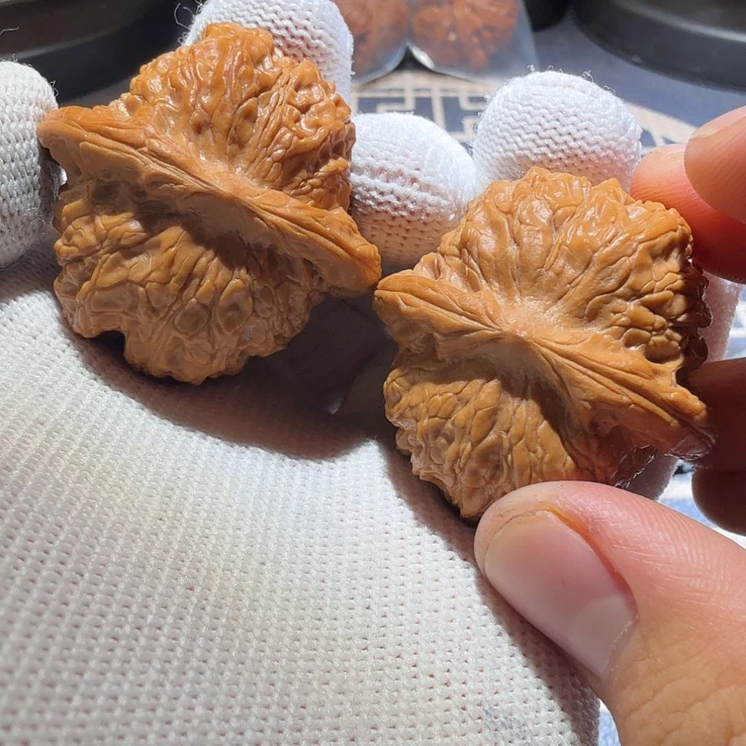 文玩核桃吊坠血麒麟