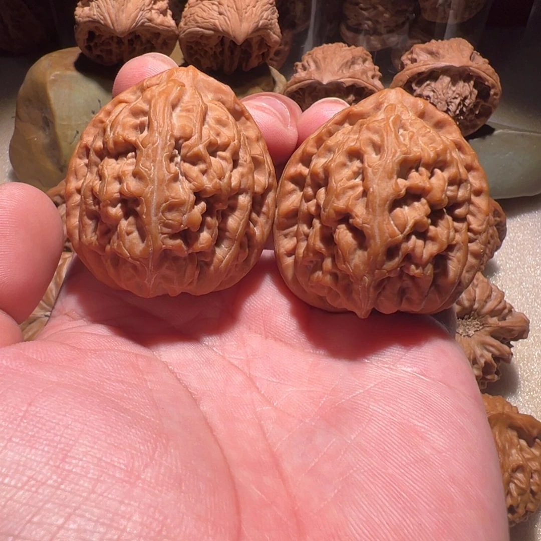 把件文玩核桃42尺寸红锦鲤，有瑕，建议勿拍，不退不换