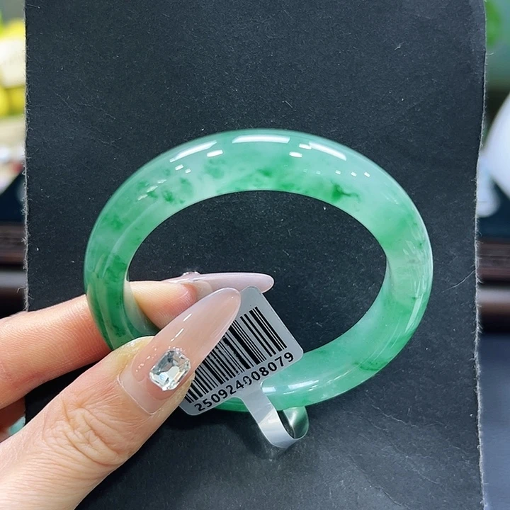 杨***儿石英质玉（非洲翠）未镶嵌手镯