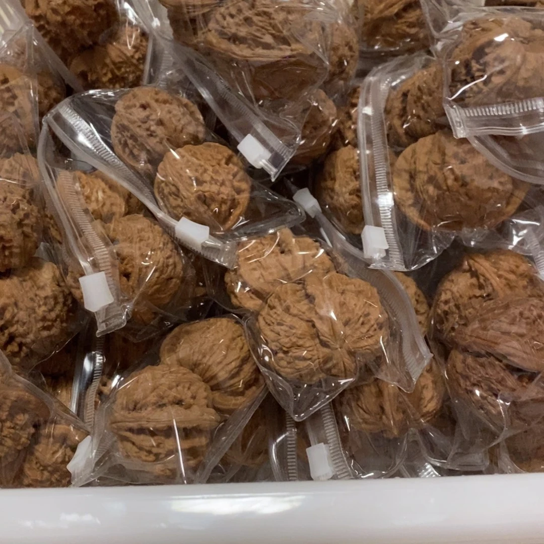 文玩核桃吊坠白狮子练手对