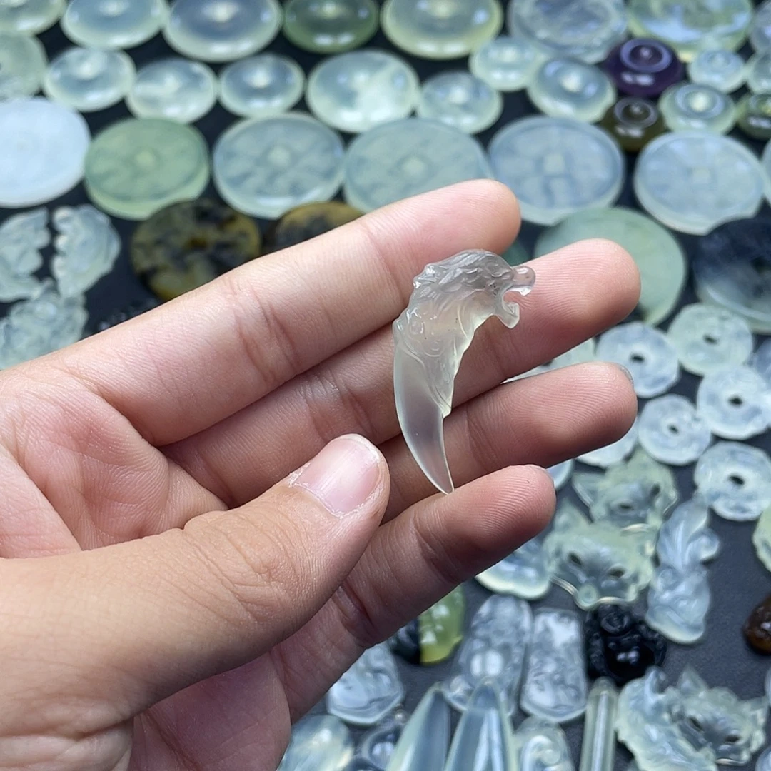 岫玉未镶嵌颈饰狼牙