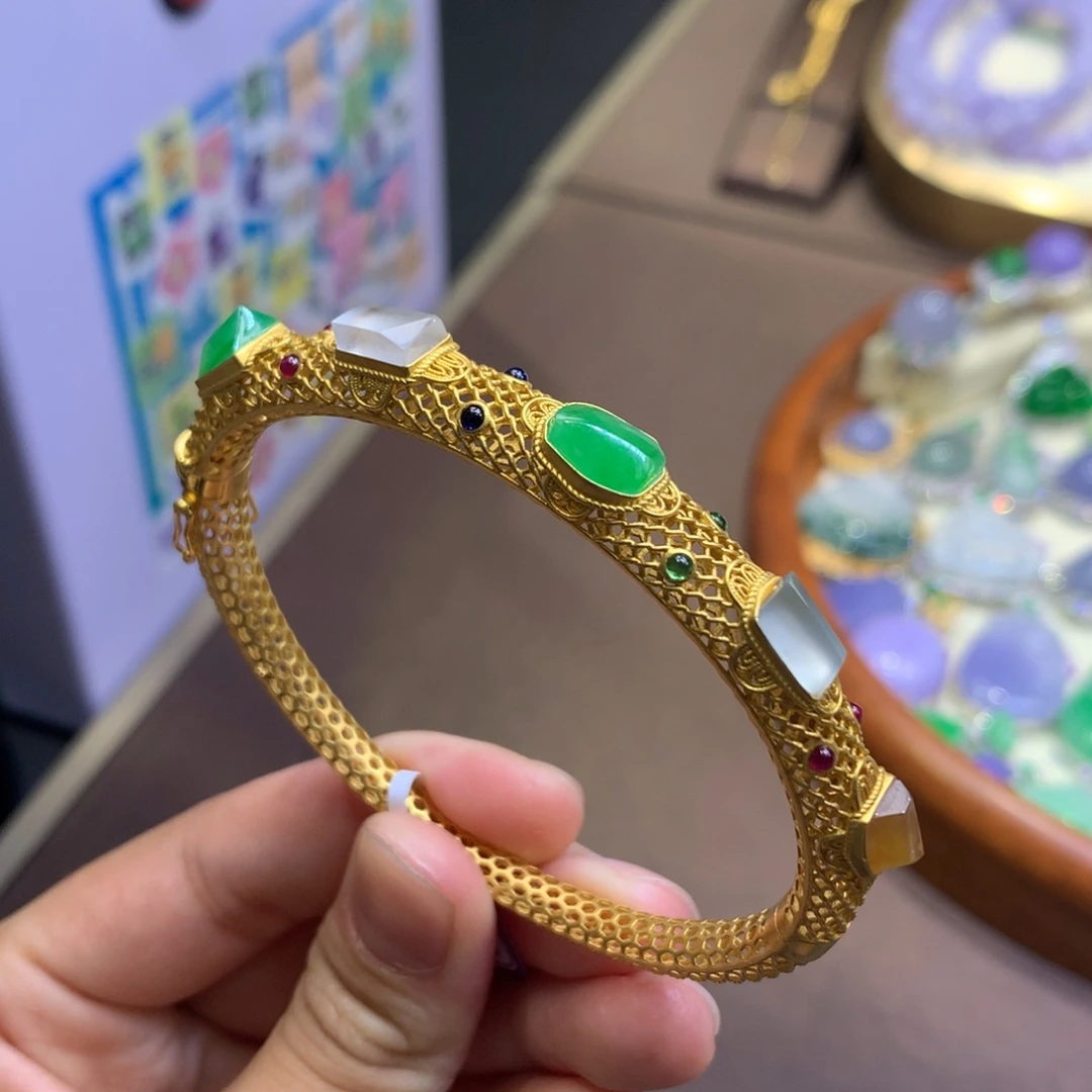 翡翠18K金镶嵌颈饰翡翠