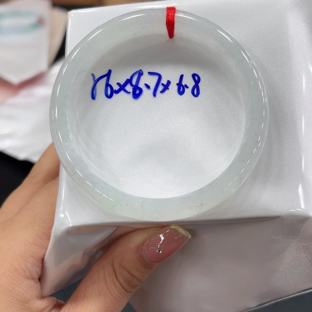 翡翠手镯未镶嵌翡翠