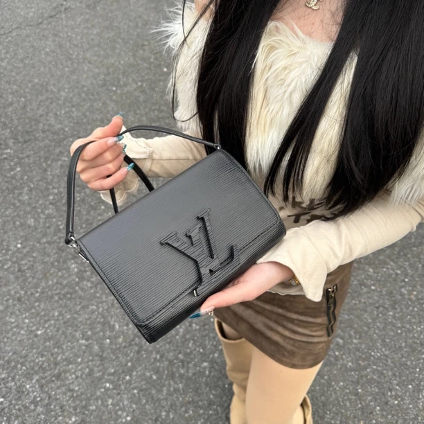 95新 LouisVuitton/路易威登 LV黑色黑扣水波纹斜挎包