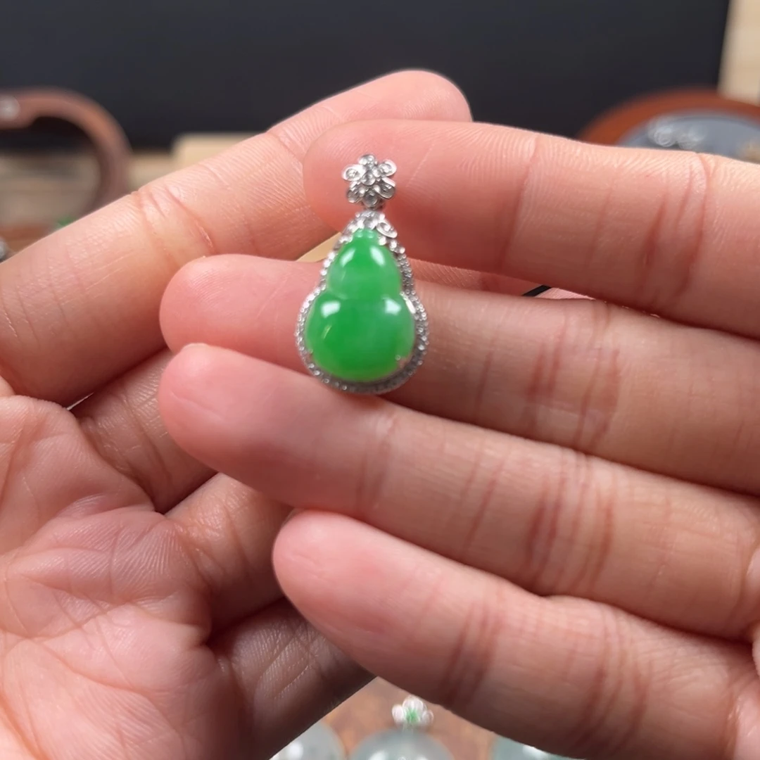颈饰18K金镶嵌翡翠葫芦