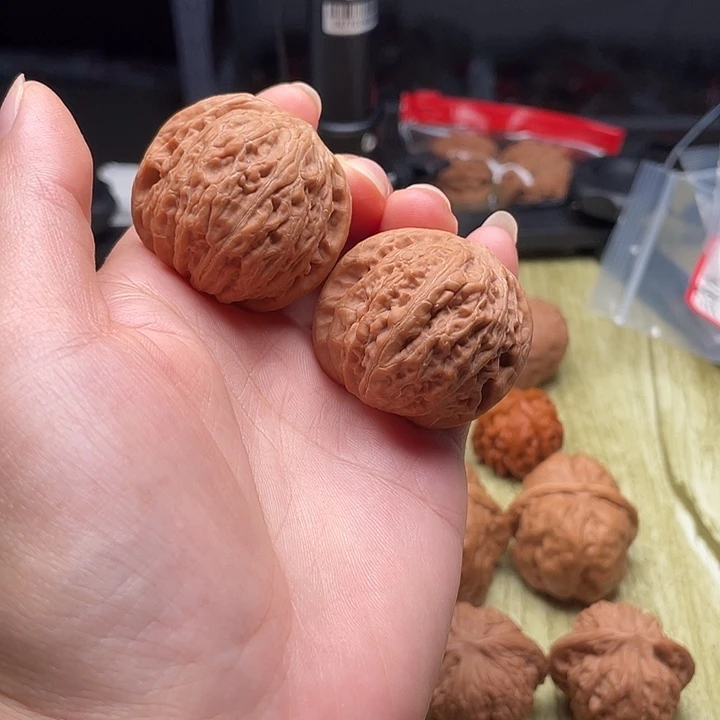 文玩核桃吊坠铁锤，有水尖