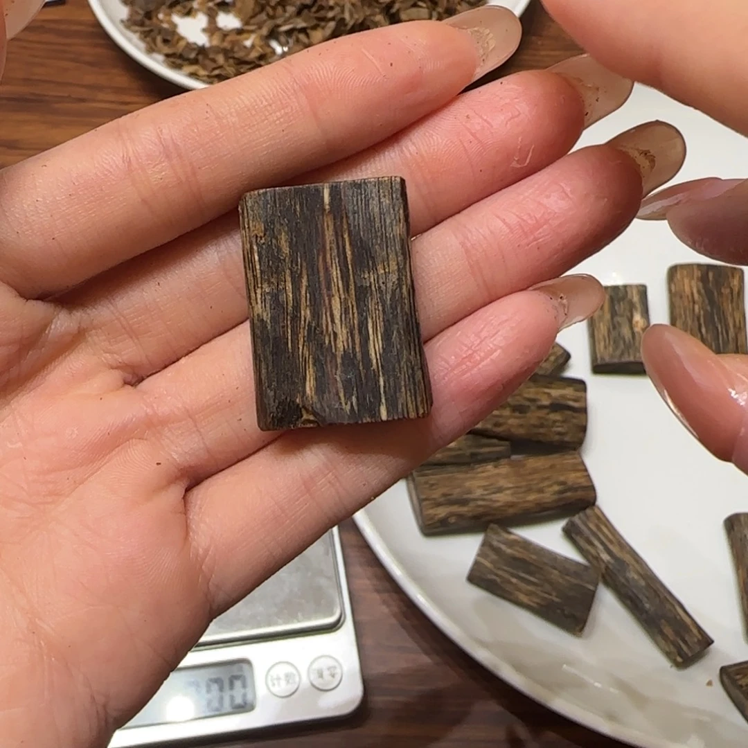 沉香碎屑沉香奇楠无事牌3.5克