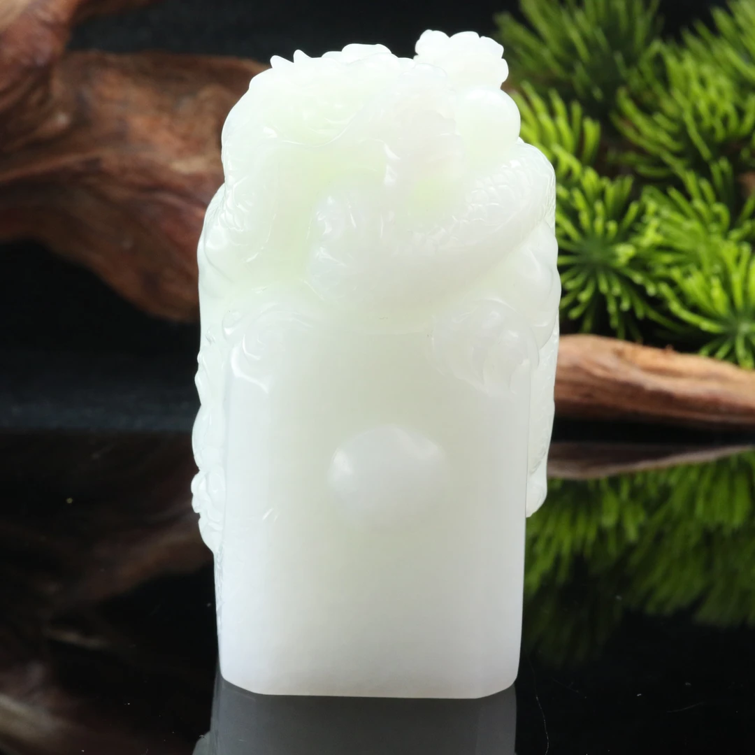 44和田玉羊脂白双龙戏珠/400047上海嘉禾拍卖