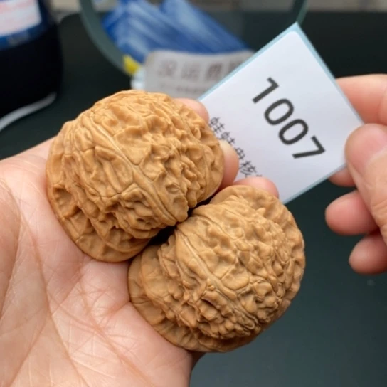 文玩核桃把件45闷白1007