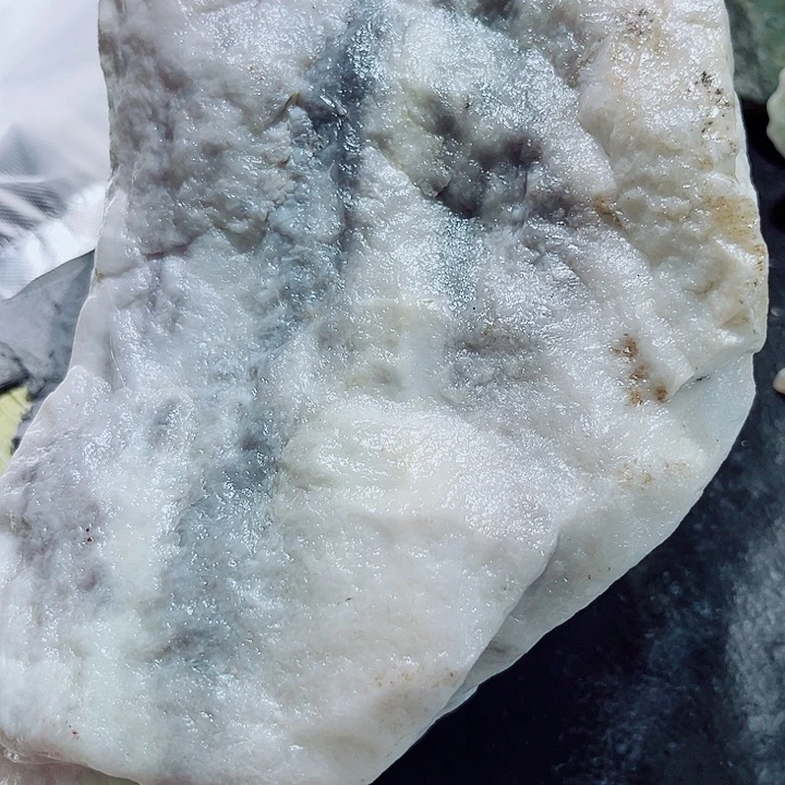 多***居和田玉（糖玉）未镶嵌珠宝奇石