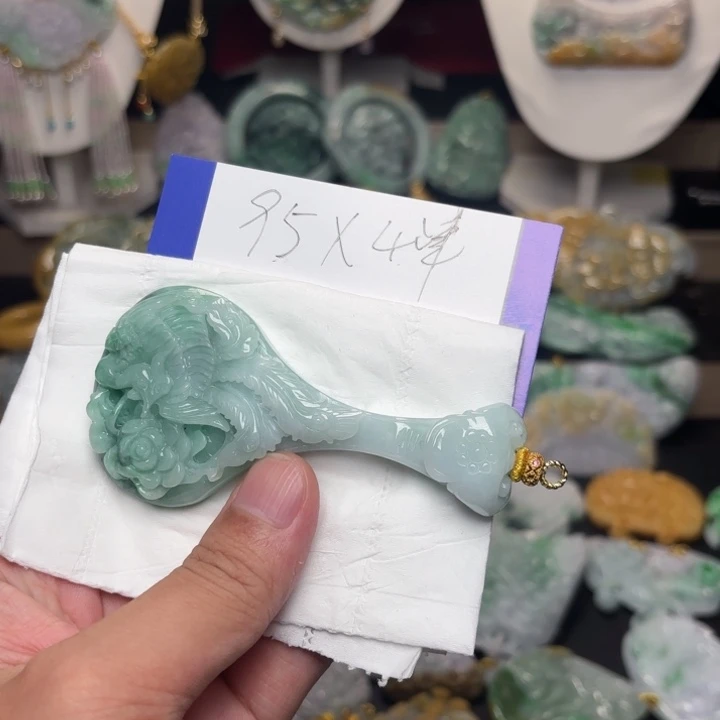 芝***叶翡翠未镶嵌颈饰吊坠